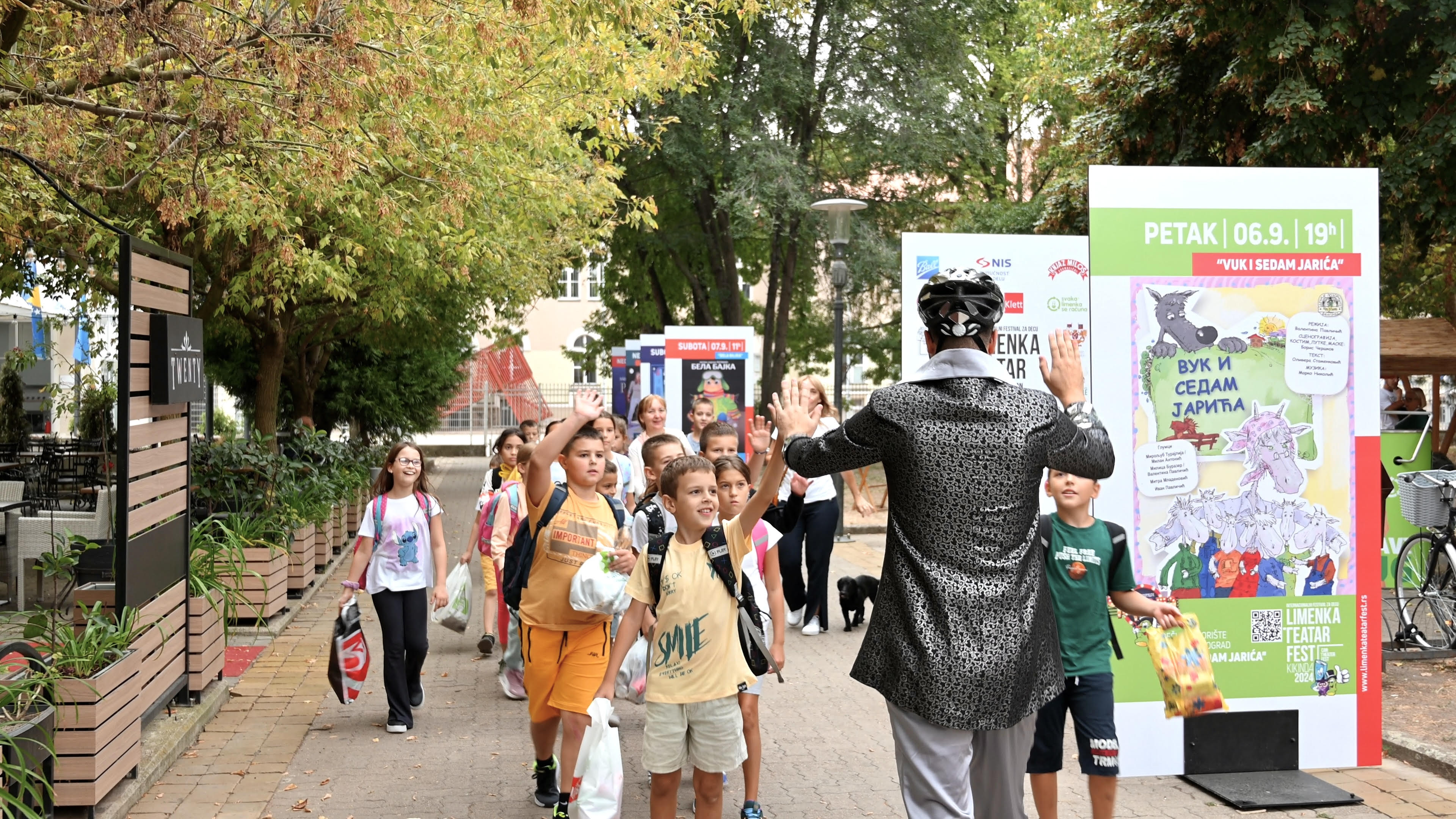 Druženje sa Li menom- Li men, maskota festivala,čovek sa Alu- planete, bio je prava atrakcija!